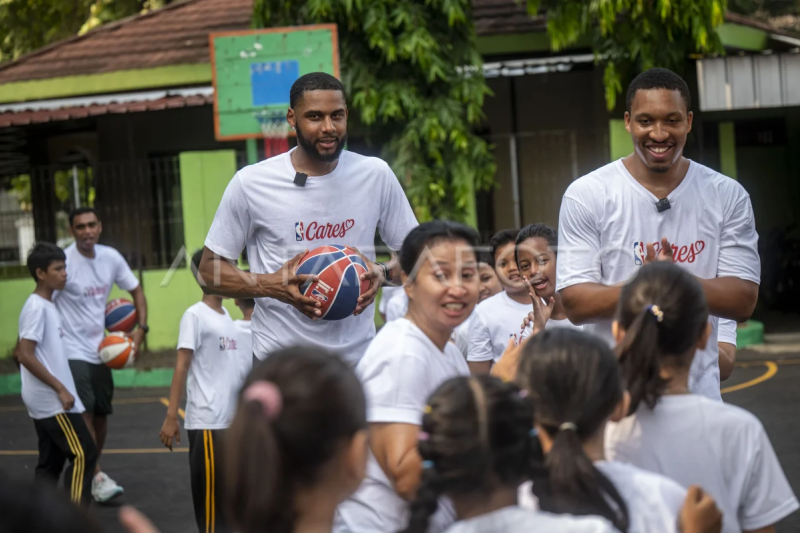 Dua pemain NBA latih siswa SD di Jakarta main basket