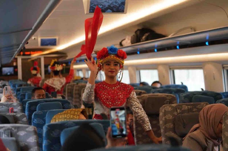 Tari tradisional ditampilkan dalam kereta cepat Whoosh saat hari lahir Pancasila