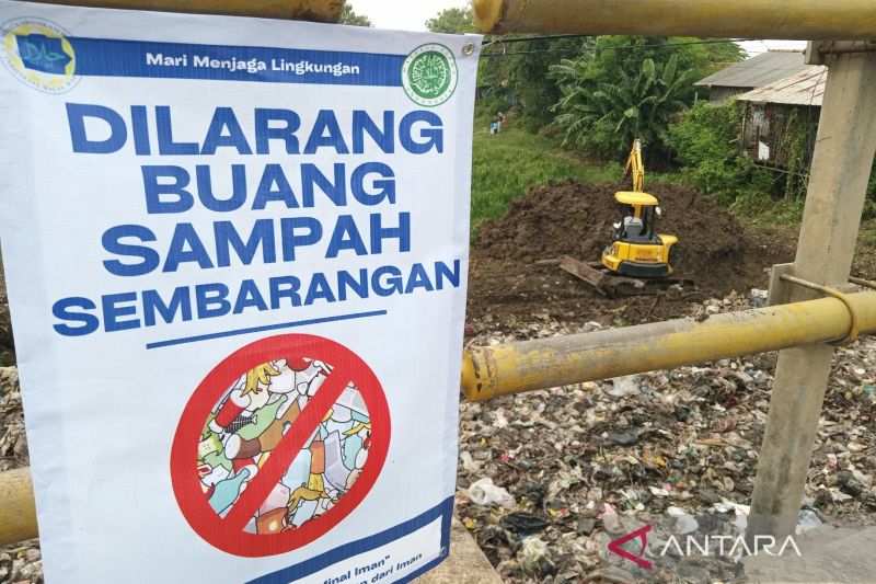 Pembersihan sampah di Sungai Gegesik Cirebon selesai sepekan