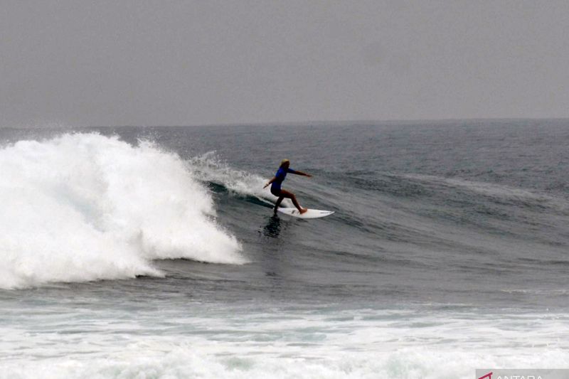 Kejuaraan surfing internasional (WSL) di Pesisir Barat Lampung