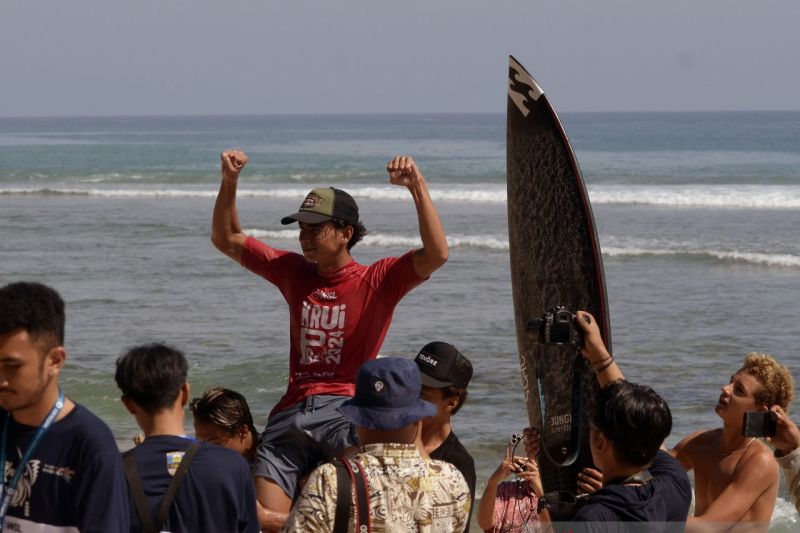 Final kejuaraan selancar internasional di Pesisir Barat Lampung