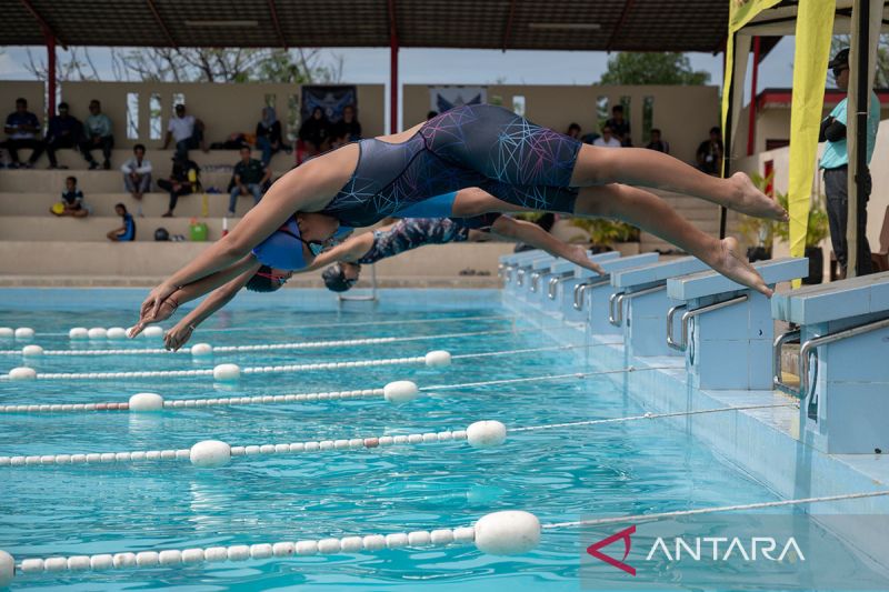 Invitasi renang kelompok usia di Palu