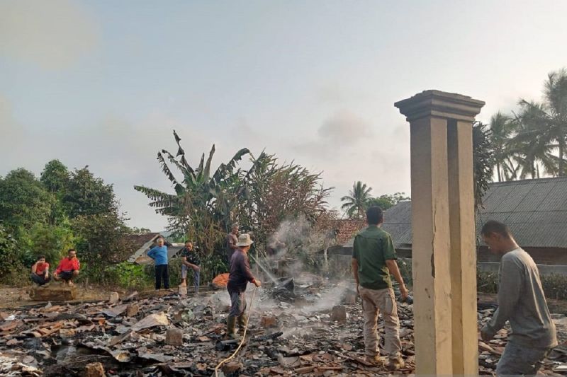 Satu keluarga di Sukabumi mengungsi akibat rumahnya ludes terbakar