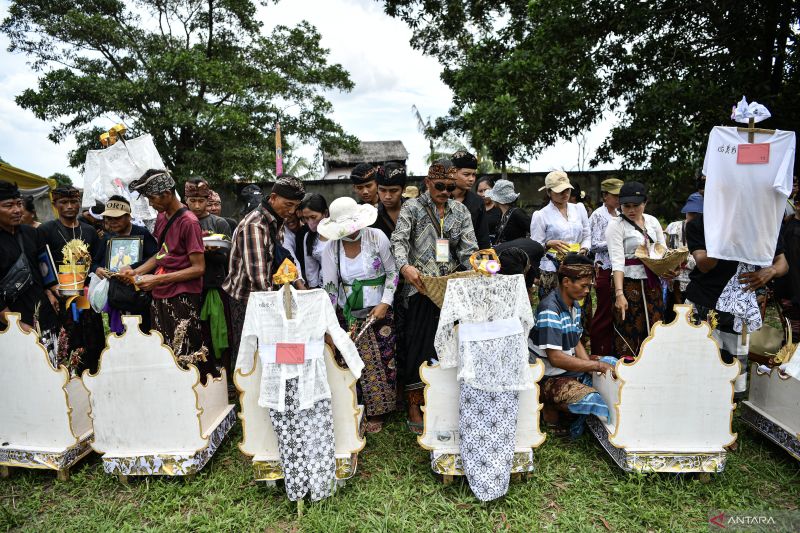 Upacara Ngaben massal di Palembang