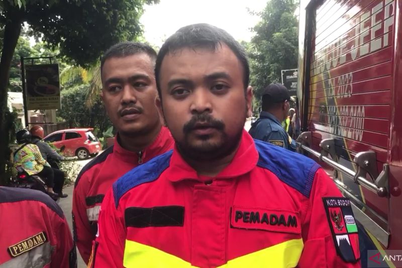 Pemadam Kebakaran Kota Bogor selamatkan warga terjebak dalam lift