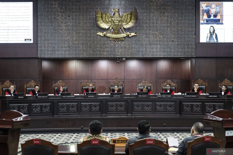 KPU Padang mulai menyortir dan melipat surat suara untuk pemilihan gubernur dan wakil gubernur Sumatera Barat