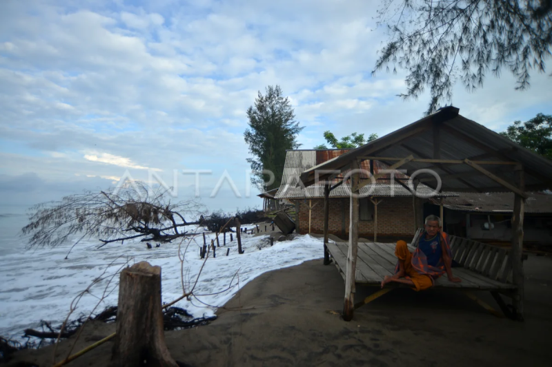 Gelombang pasang di Pantai Pasia Jambak Padang