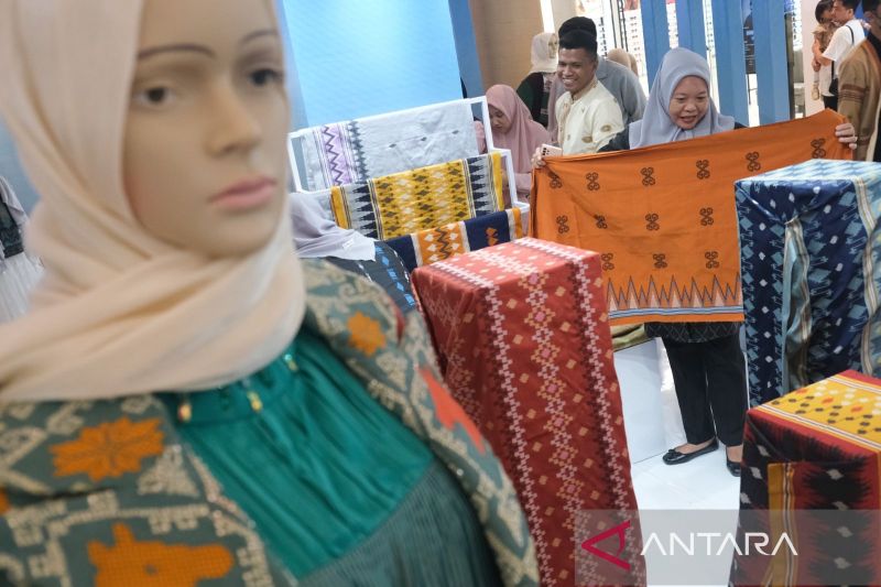 Pameran tenun khas Sulawesi Tenggara