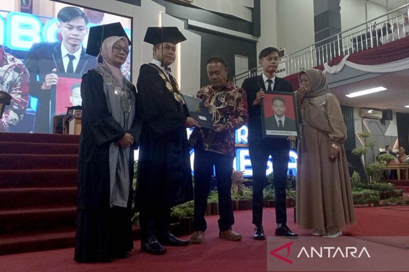 Orangtua asal Pangandaran mewakili almarhum anaknya wisuda di Purwokerto