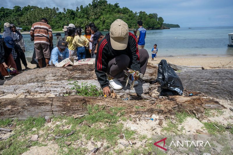 Aksi bersih pantai di Pulau Pangalasiang