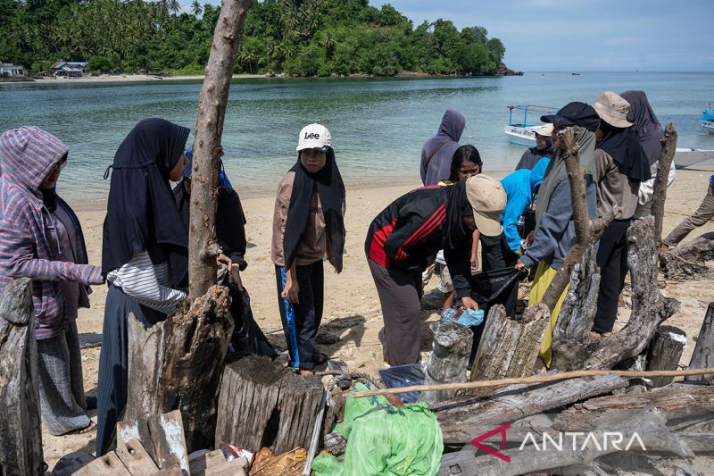 Aksi bersih pantai di Pulau Pangalasiang