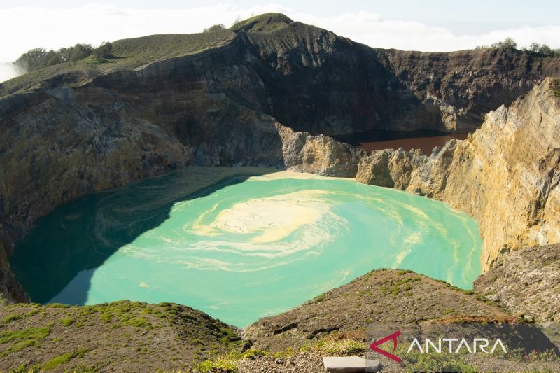 DANAU TIGA WARNA KELIMUTU BERUBAH WARNA