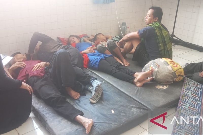 Puluhan warga di Kampung Cisureuh Sukabumi diduga keracunan usai santap nasi boks