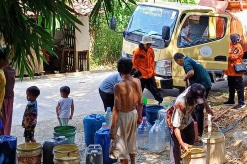 BPBD Karawang distribusikan air bersih ke 2 desa yangmulai dilanda kekeringan