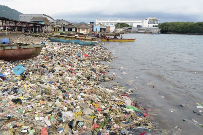 Sampah plastik cemari pantai Bandarlampung