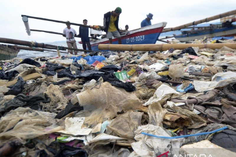 Sampah plastik cemari pantai Bandarlampung
