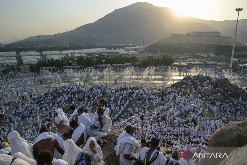 Umat muslim padati Jabal Rahmah jelang wukuf