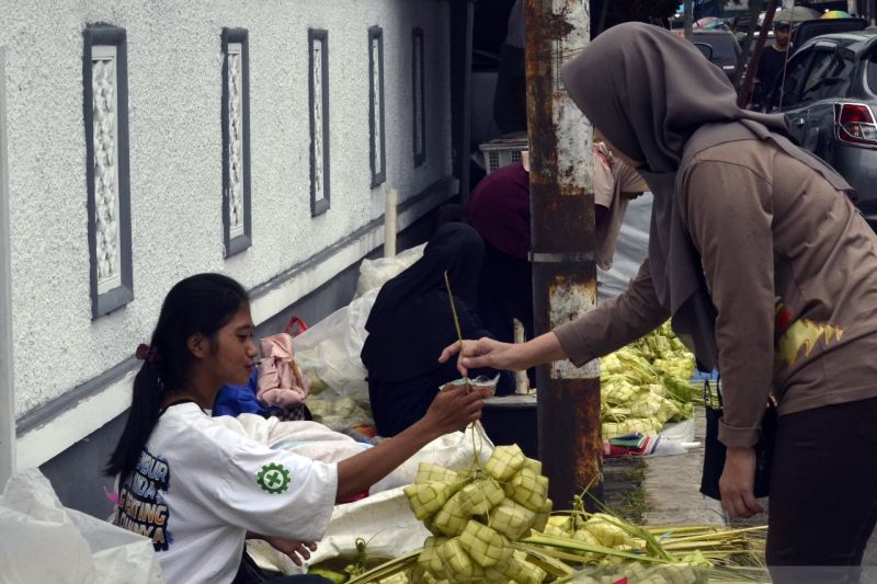 Penjualan bungkus ketupat di Bandar Lampung