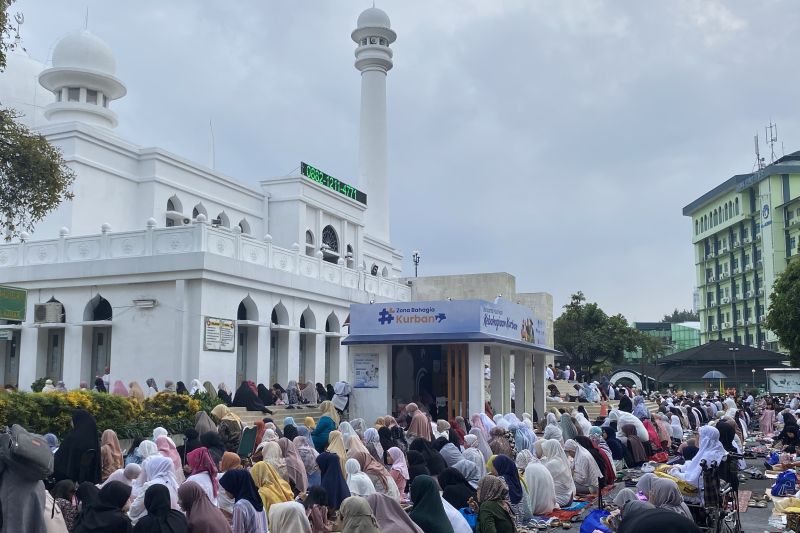 Jamaah shalat Idul Adha di Masjid Al-Azhar Kebayoran Baru Jakarta melimpah ke halaman