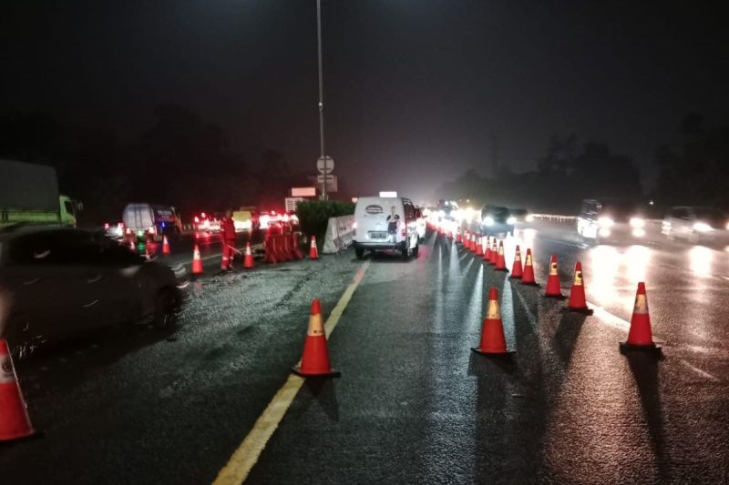 Tol Jagorawi arah Bogor diberlakukan contraflow imbas kecelakaan di KM 20