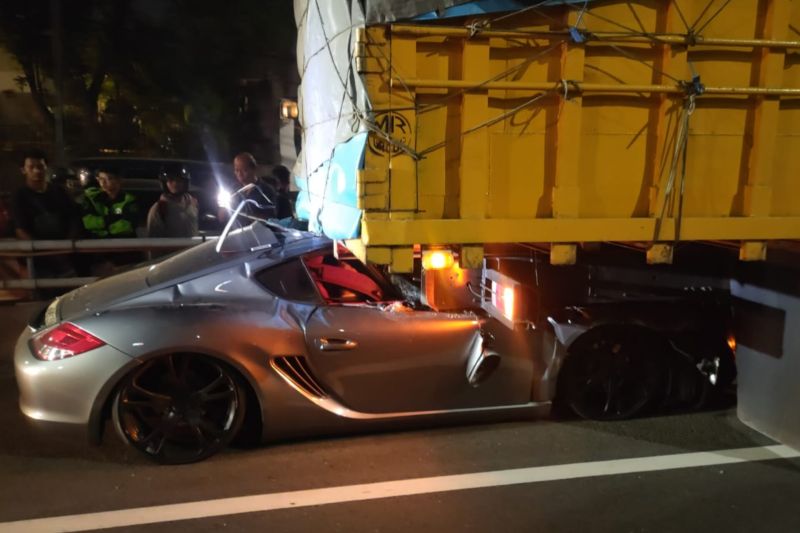 Mobil mewah Porsche tabrak belakang truk, seorang tewas di tempat
