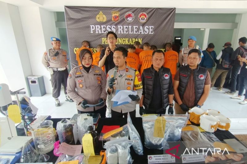 Polres Bogor ungkap rumah produksi tembakau sintetis