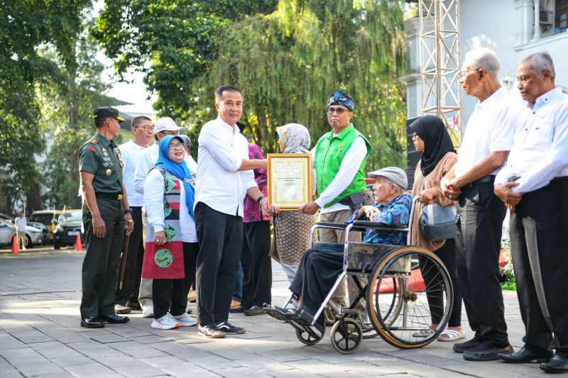 Pj Gubernur Jabar: Jutaan lansia masih menjadi tulang punggung keluarga