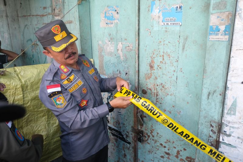 Satpol PP Garut segel toko yang jual minuman keras