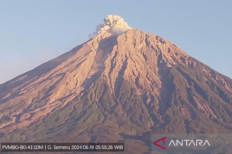 Gunung Semeru Erupsi Dengan Tinggi Letusan 600 Meter Di Atas Puncak ...