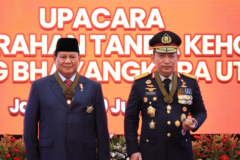 Polri anugerakan Bintang Bhayangkara Utama ke Prabowo Subianto