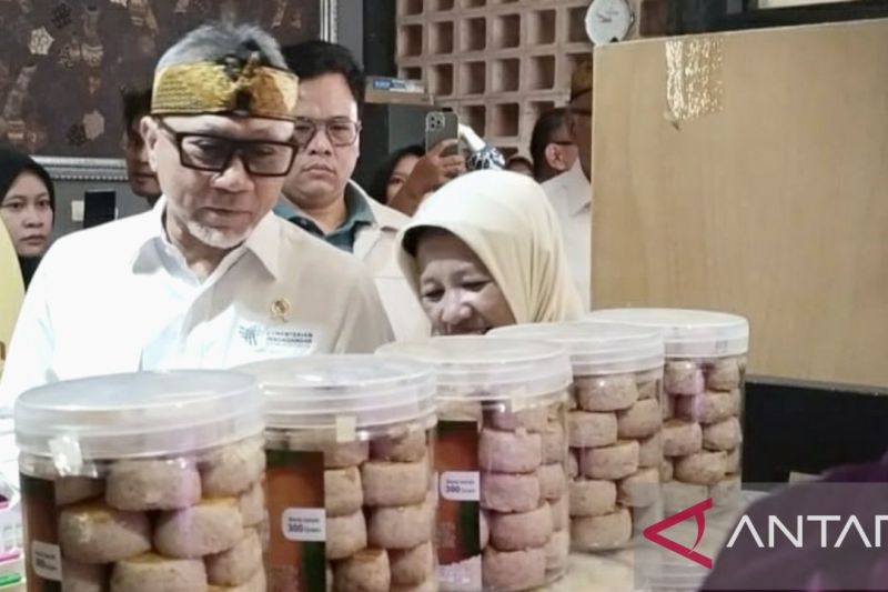 Mendag borong sejumlah jenis produk UMKM Purwakarta di Galeri Menong