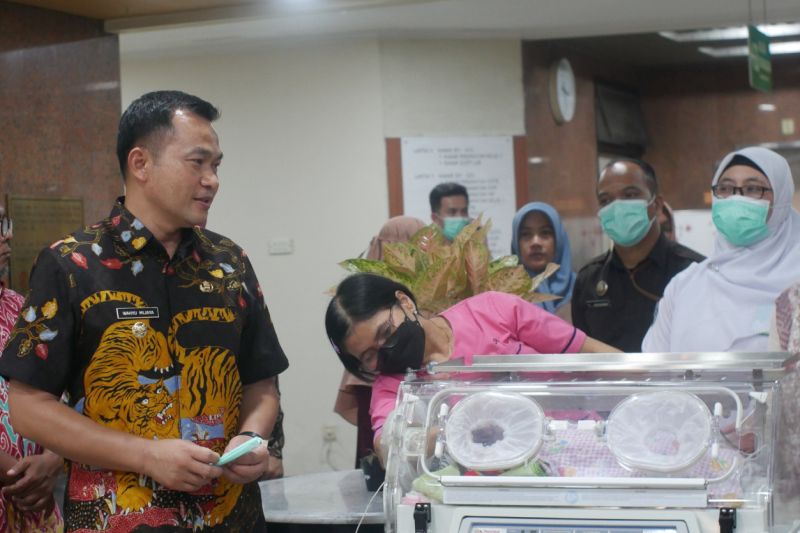 Dinas Sosial Cirebon berikan bantuan untuk bayi kembar siam sebelum operasi