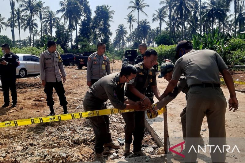 Satpol PP Kabupaten Bogor menyegel tempat pembuangan sampah ilegal di Kampung Wates