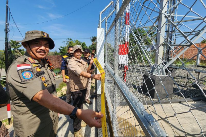 Satpol PP Garut segel 11 tower telekomunikasi yang tidak berizin