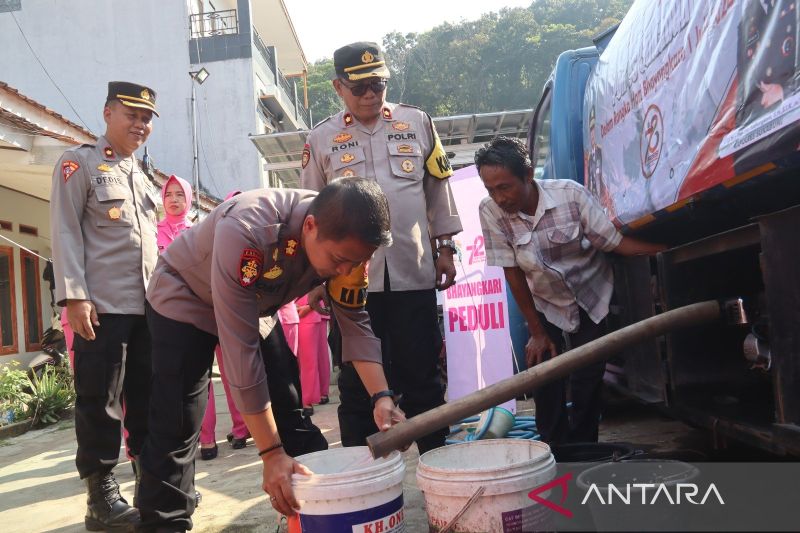 Polisi distribusikan ribuan liter air bersih ke kawasan Sumurbandung