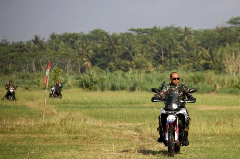 TNI AU melakukan patroli jaga aset di kawasan Lanud Wiriadinata Tasikmalaya