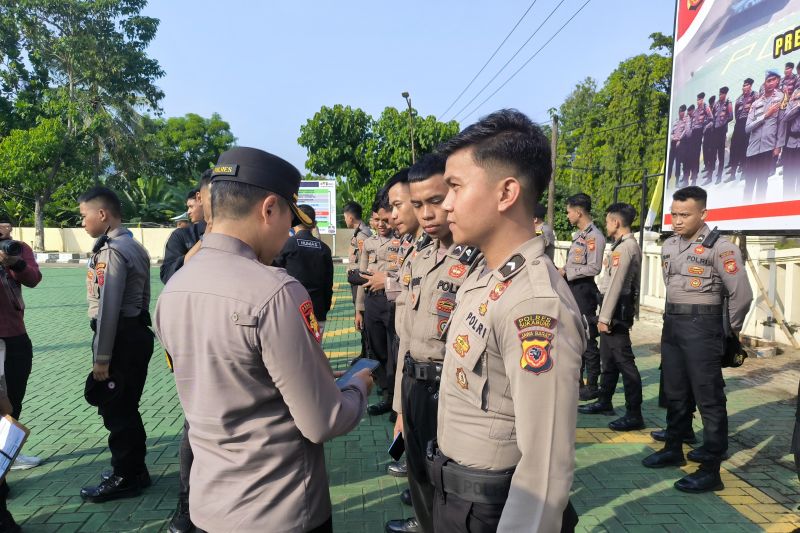 Kapolres Sukabumi periksa HP personel cegah judi daring