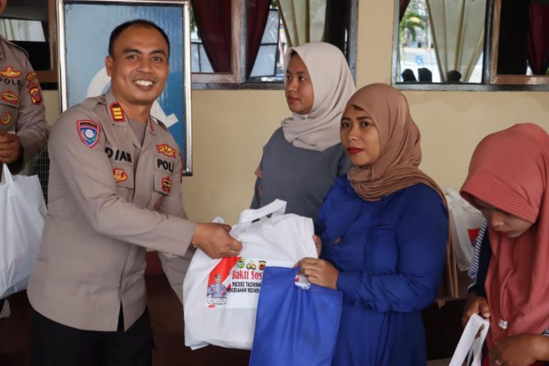 Polres Tasikmalaya bagikan 1.000 paket sembako untuk membantu masyarakat