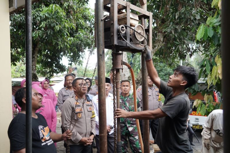 Polisi bangun sumur bor untuk warga terdampak kekeringan di Tasikmalaya