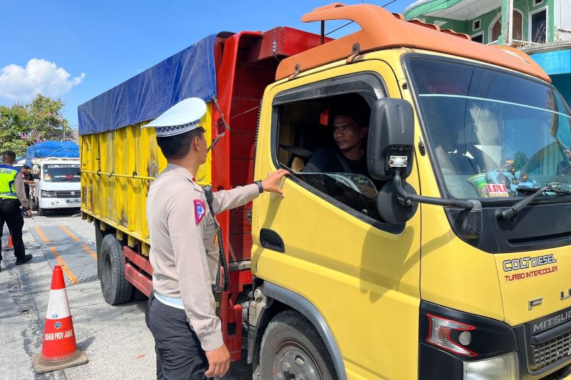 Polres Garut tertibkan kendaraan barang yang melebihi kapasitas dan dimensi