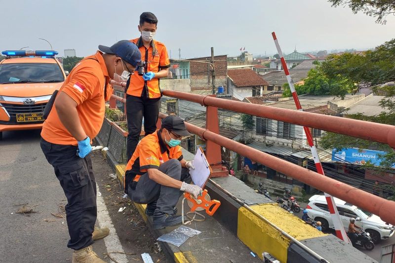 Pria tak dikenal gantung diri di Flyover Cimindi Bandung