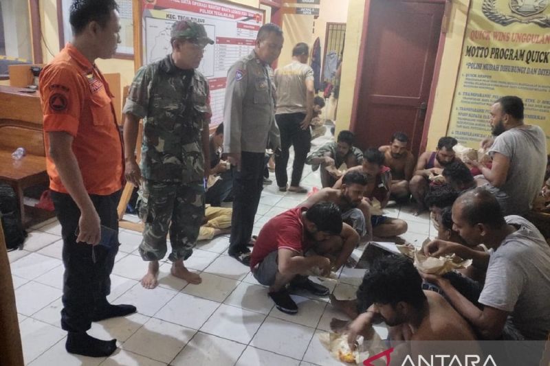 Puluhan WNA terdampar di Sukabumi coba kabur saat diamankan polisi
