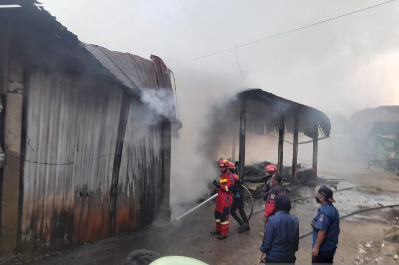 DPKP Kota Bogor mengerahkan armada padamkan kebakaran Pasar Induk Tekum