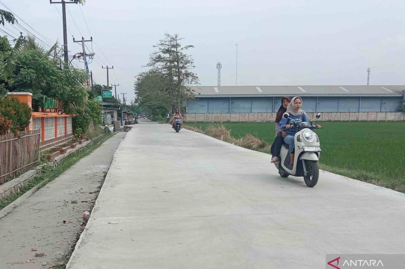 Warga dua desa di Karangbahagia Bekasi senang jalan utama diperbaiki