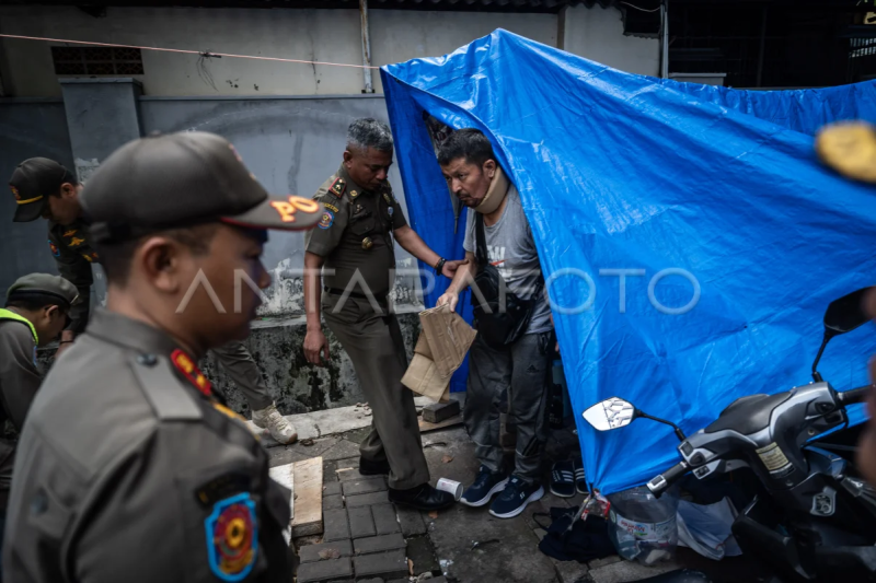 Satpol PP tertibkan tenda pengungsi WNA di Jakarta