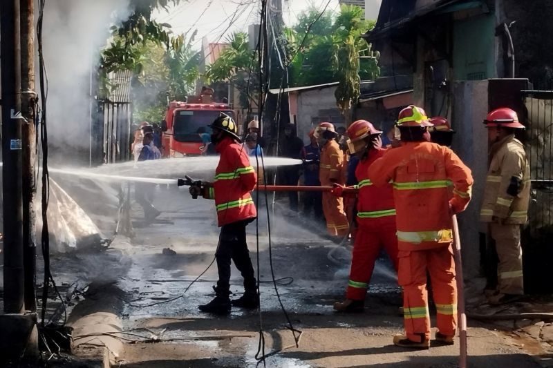 5 Orang tewas dalam kebakaran gudang perabotan di Bekasi