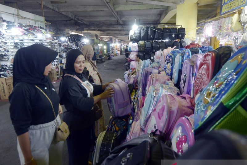 Penjualan seragam dan perlengkapan sekolah di Lampung