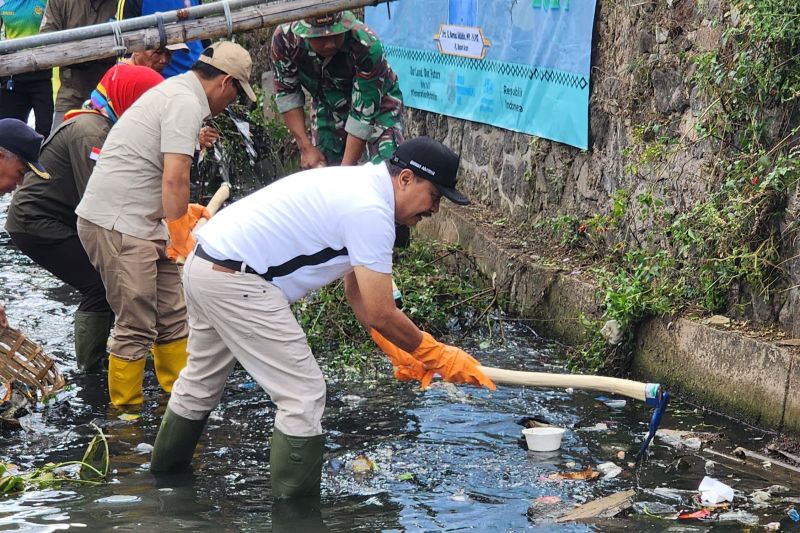 Pemkab Garut gelar aksi bersih-bersih sampah di sungai