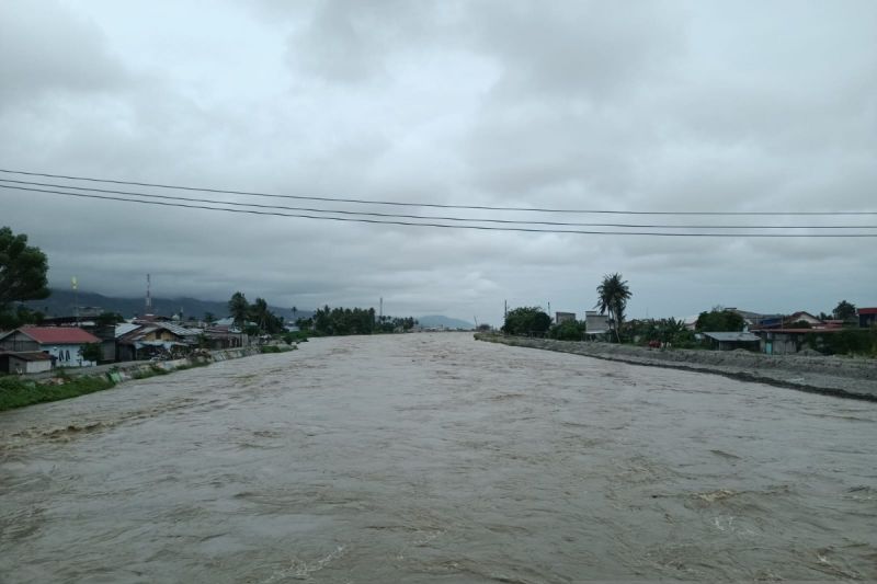 air sungai mulai meluap di sekitar bantaran sungai kawasan  Jembatan Palu III.
