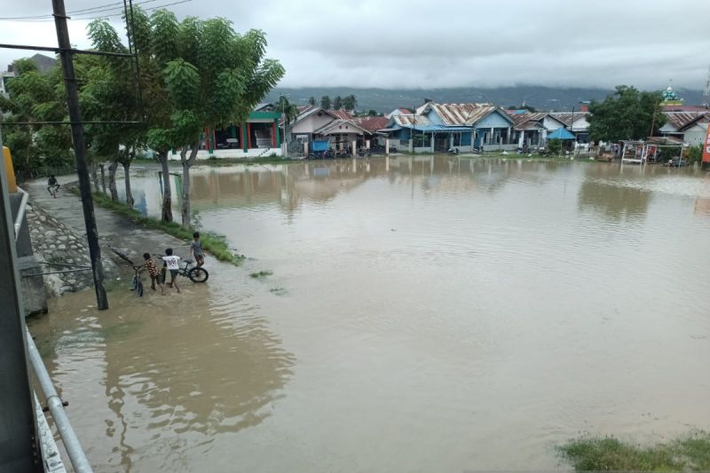 air sungai mulai meluap di sekitar bantaran sungai kawasan  Jembatan Palu III.